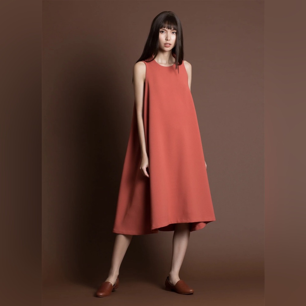 KAAREM Punica Sleeveless V Back Dress